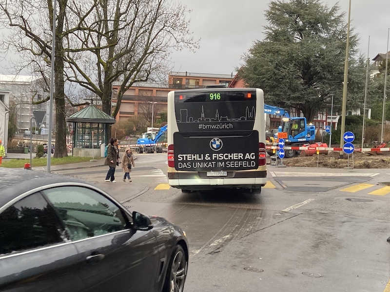 Gewöhnungsbedürftig: links am Kreisel vorbei – Achtung Fussgänger!