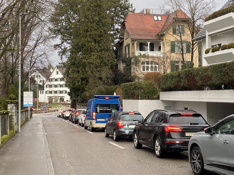 Lange Kolonne auf der Zolliker Strasse