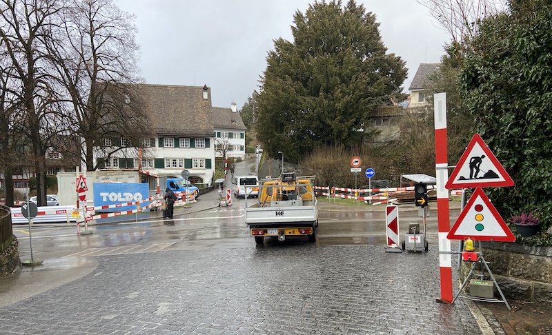 Gewohnheitsmässig geradeaus, obwohl man rechts abbiegen müsste