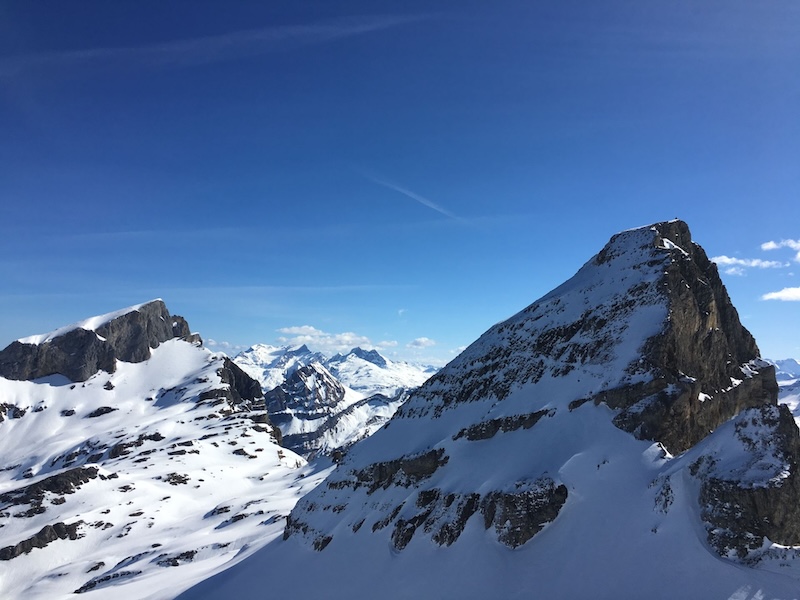 Auf dem Gipfelgrat. Chaiserstock und Fulen – dahinter der Glärnisch