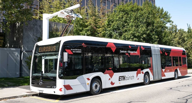 Weisser ETH-Shuttle von Eurobus an der E-Ladestation (Foto: pd)
