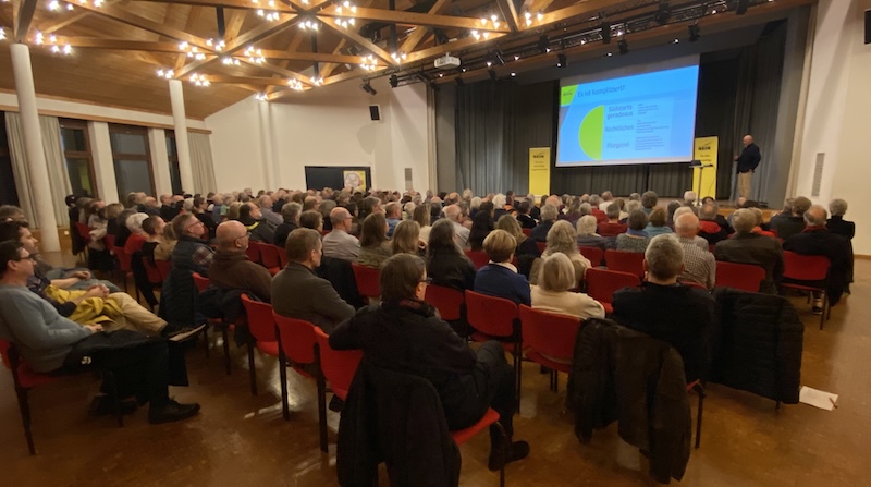 Dicht besetzter Gemeindesaal in Zumikon (Foto: ZN)