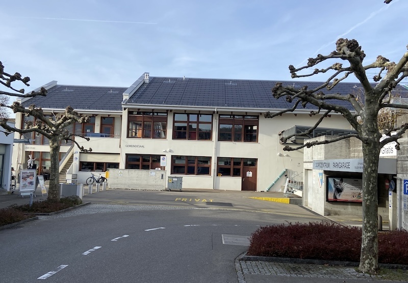 Gemeindesaal: grösste Photovoltaik-Anlage (Fotos: ZN)