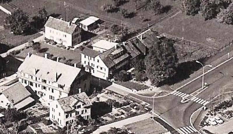 Das «Tor zu Zollikon», als es noch keine Migros und keinen Dorfplatz gab (Foto: Zolliker Ortsmuseum)