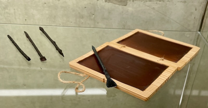 Das Tablet der Römer mit Griffel und Wachstäfelchen