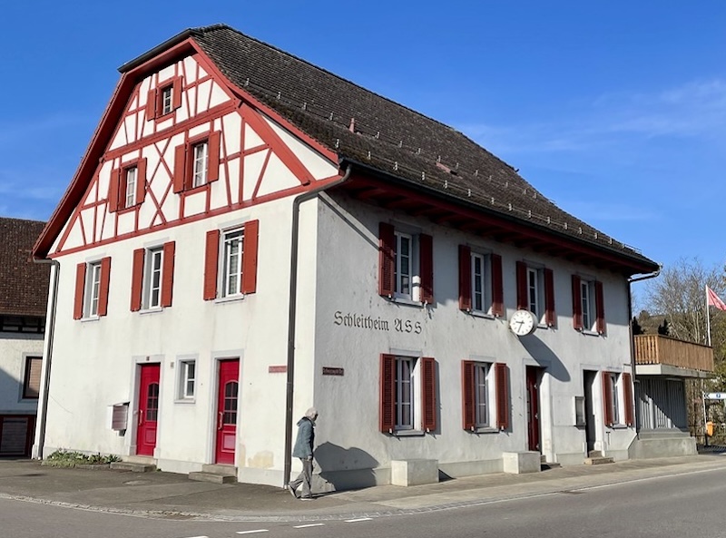 Das alte Stationsgebäude, heute eine Bushaltestelle