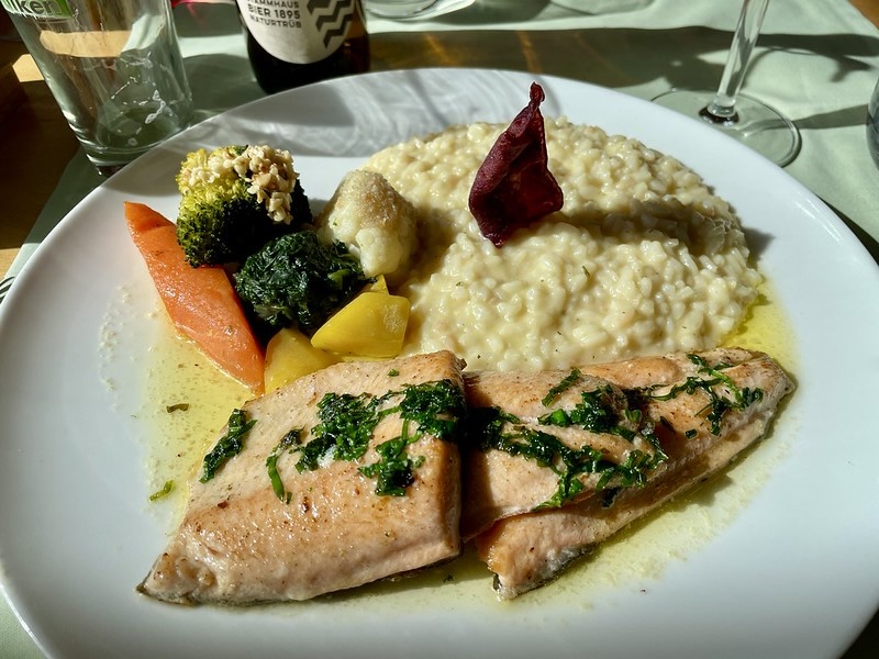 Saiblingsfilets mit Bärlauchstreifen und Weissweinrisotto