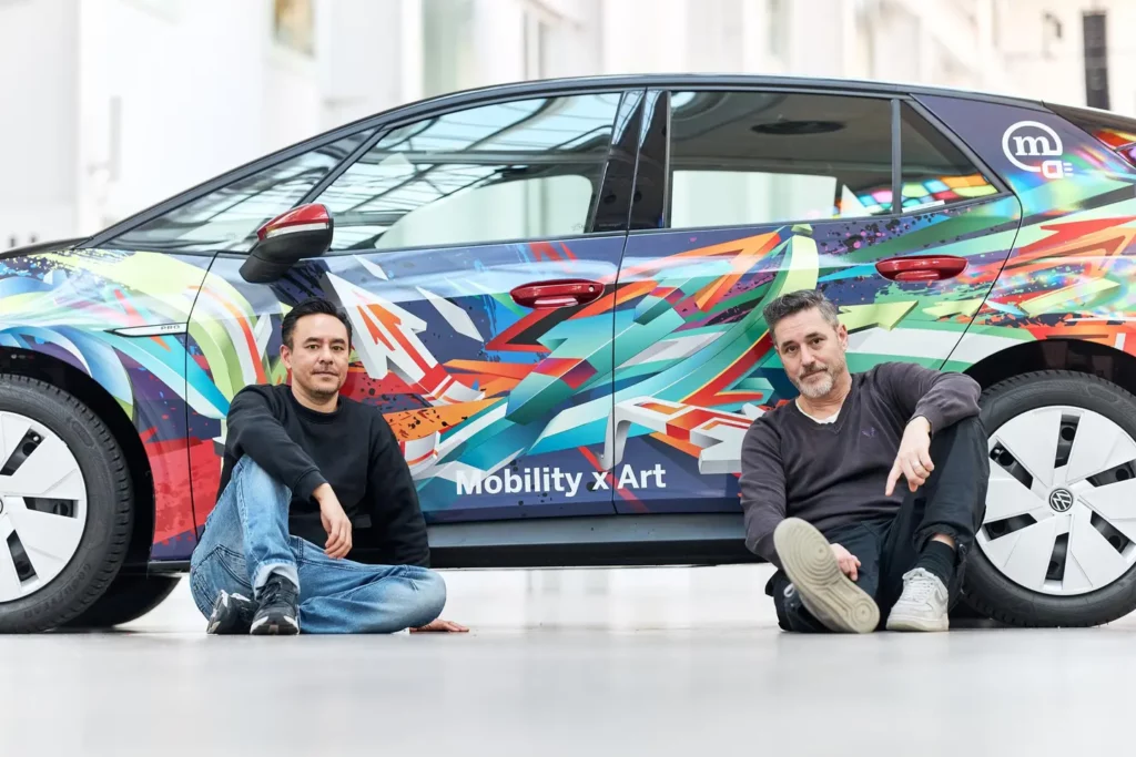 Alex Hohl (links) und Patrick Wehrli mit Mobility-Jubiläumsauto
