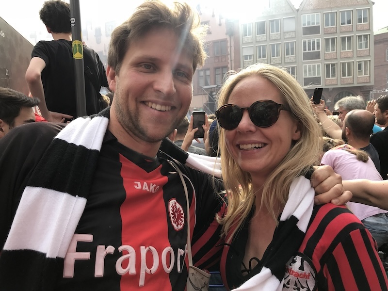 Bruno Heller mit seiner Schwester auf dem Frankfurter Römer nach dem Pokalgewinn