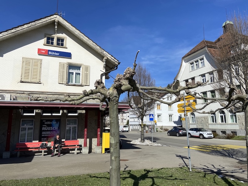 Das erste Bänkli am Bahnhof Bühler (Fotos: ZN)
