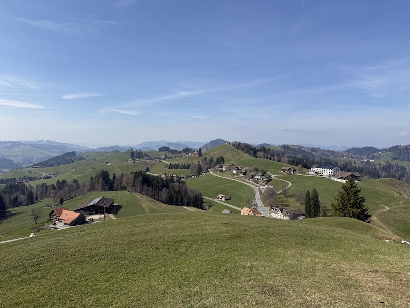 Über diese Hügelchen zieht sich der Jakobsweg weiter ins Neckertal