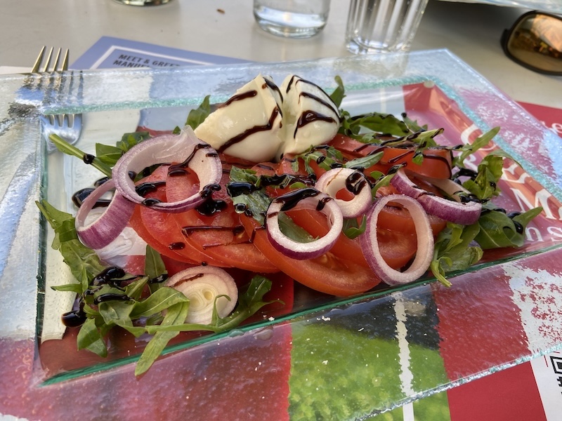 Der Caprese: riesige Tomatenscheiben, fader Mozzarella