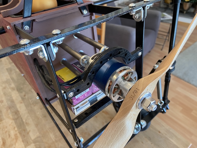 Faszinierende Technik: Elektromotor mit darunterliegenden Akkus