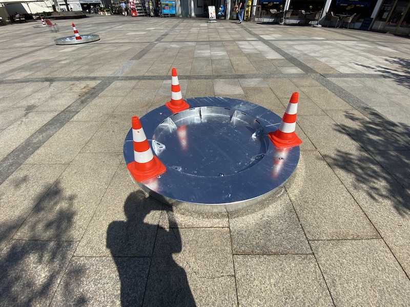 Glänzender Untersatz für die Bäume