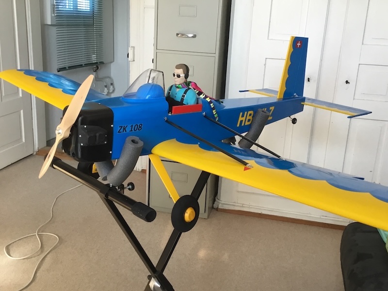 Volksplane (160 cm Spannweite), Pilot mit flatterndem Halstuch