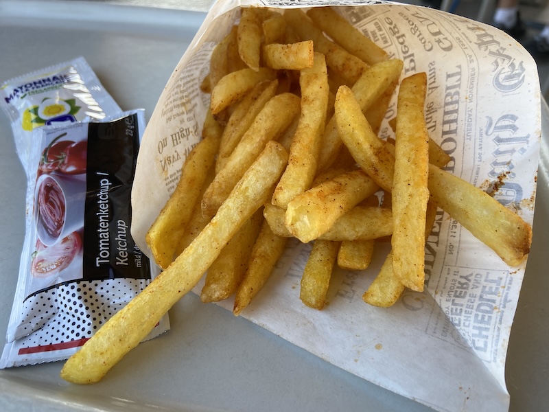 Nachschlag: super Pommes mit Mayo und Ketchup