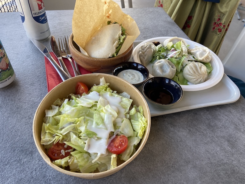 Unser Abendessen, Teil 1: Momos, Tenz-Burger und Salat
