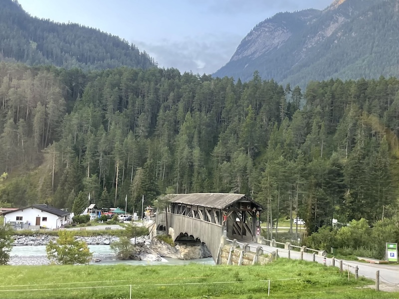 Hinter dieser Holzbrücke über den Inn beginnt das Val d’Udain