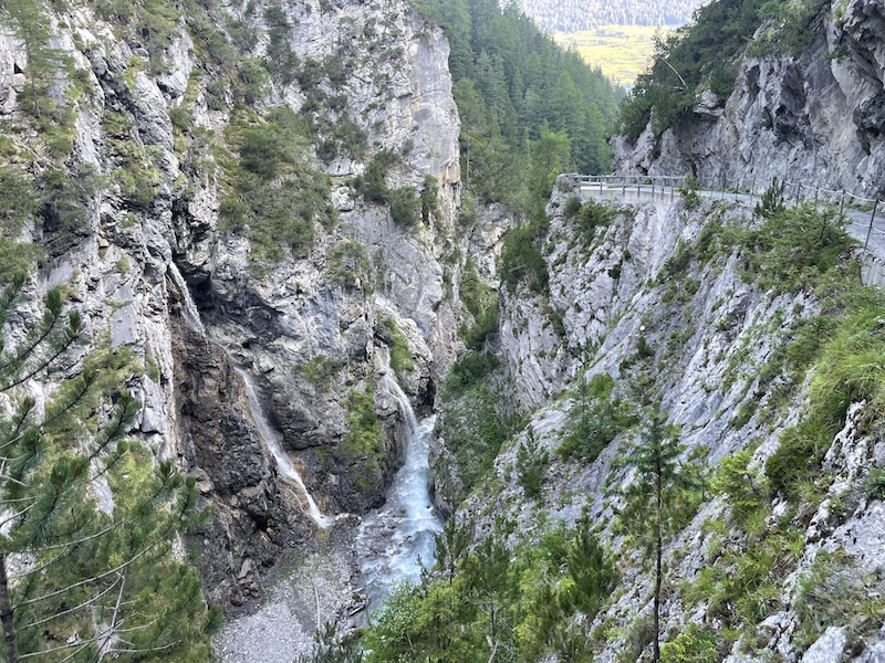 Das Tal ist zu Beginn recht eng und wild