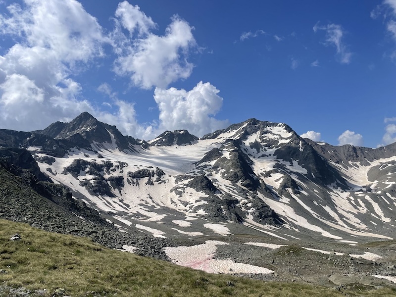 (Noch) freie Sicht aus den Piz Sesvenna und sein Gletscher, links der Muntpitschen