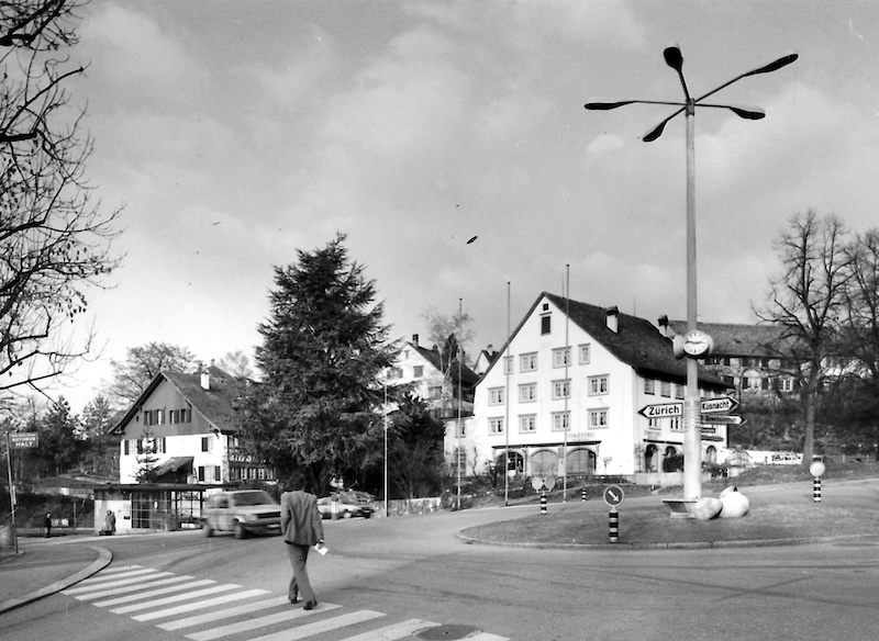 Dufourplatz 1982: Fünfarmiger Leuchter mit Uhren und Rasen