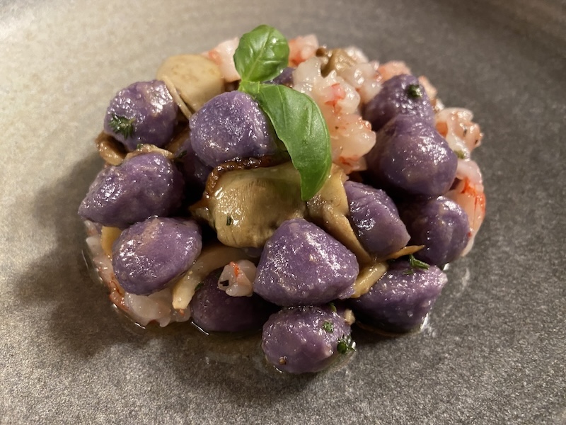 Wie im Herbstwald: blaue Gnocchi, rote Crevetten